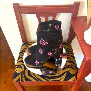 Nanette Lepore black suede ankle boots with embroidered detail. Size 9 1/2.